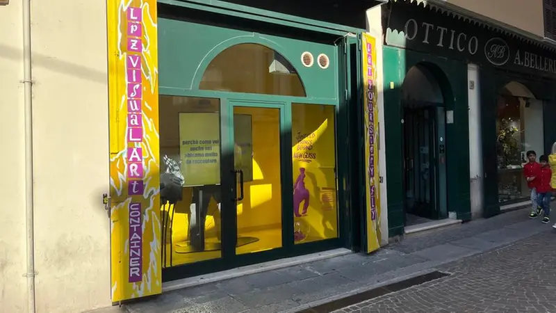 In corsetto Sant'Agata, la vetrina di comunicazione - © www.giornaledibrescia.it