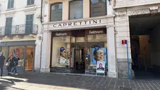 L'insegna di Caprettini si trova ancora lì - © www.giornaledibrescia.it