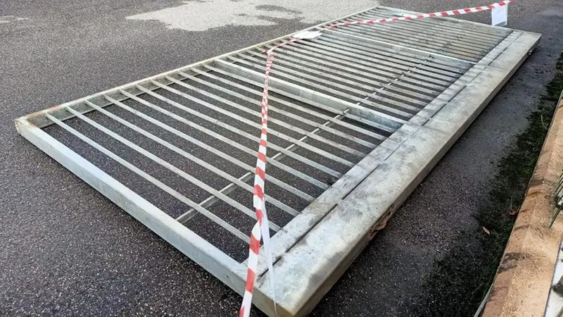 Il cancello che ha travolto la donna - © www.giornaledibrescia.it