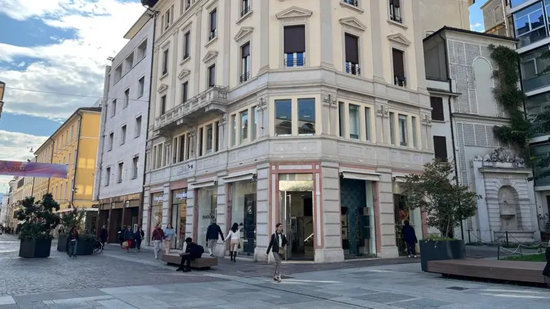 La Libreria Serra Tarantola stava in Corso Zanardelli, su due piani - © www.giornaledibrescia.it