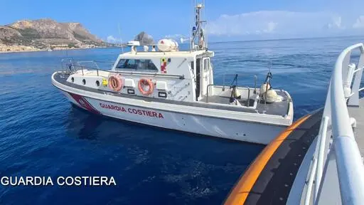 Sono in corso al largo di Porticello le ricerche dei sette dispersi che erano a bordo della barca a vela affondata all'alba di stamane. I vigili del fuoco hanno inviato anche un elicottero per perlustrare dall'alto la zona. L'imbarcazione, che si chiama "Bajesian" e batte bandiera inglese, si trova a 49 metri di profondità. Dei dispersi l'unico componente dell'equipaggio è il cuoco; oltre a lui mancherebbero all'appello quattro britannici, un canadese e due americani. Le indagini sono condotte dalla Capitaneria di Porto. Nelle prossime ore sarà sentito il comandante, che al momento è molto provato da quanto successo. L'imbarcazione si trovava nel porto di Porticello; ieri notte ha preso il largo. ANSA/ Guardia Costiera ANSA PROVIDES ACCESS TO THIS HANDOUT PHOTO TO BE USED SOLELY TO ILLUSTRATE NEWS REPORTING OR COMMENTARY ON THE FACTS OR EVENTS DEPICTED IN THIS IMAGE; NO ARCHIVING; NO LICENSING +++ NPK