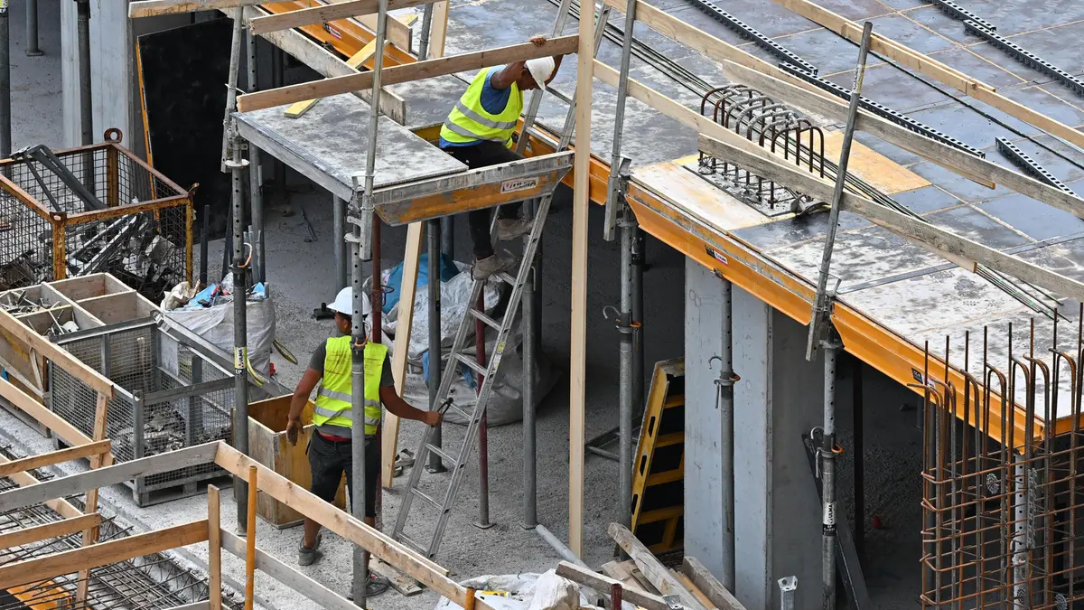 Un operaio edile si disseta bevendo acqua al lavoro sotto il sole in un cantiere, Genova, 03 agosto 2023. ANSA/LUCA ZENNARO (simbolica, generica, lavoro, costruzioni, cantiere, occupazione, caldo, edilizia)