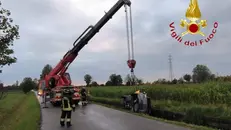 L'autogrù estrae l'auto dal canale a Calcinato