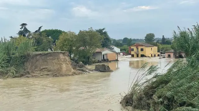 Lo squarcio che ha causato gli allagamenti a Traversara, frazione di Bagnacavallo (Ravenna), 19 settembre 2024. Le strade di Traversara sono ancora fiumi in piena. Molte case sono danneggiate e le operazioni di salvataggio sono ancora in corso. E' la situazione di devastazione che si trova davanti chi è riuscito a raggiungere la frazione di Bagnacavallo (Ravenna) devastata dal Lamone che proprio qui ha rotto un argine./// The gash that caused floods in Traversara, a hamlet of Bagnacavallo (Ravenna, Italy), 19 September 2024. The streets of Traversara are still rivers in flood. Many houses are damaged and rescue operations are still underway. This is the devastating situation faced by those who managed to reach the hamlet of Bagnacavallo (Ravenna) devastated by the Lamone river that broke an embankment right here. ANSA/ MAX CAVALLARI