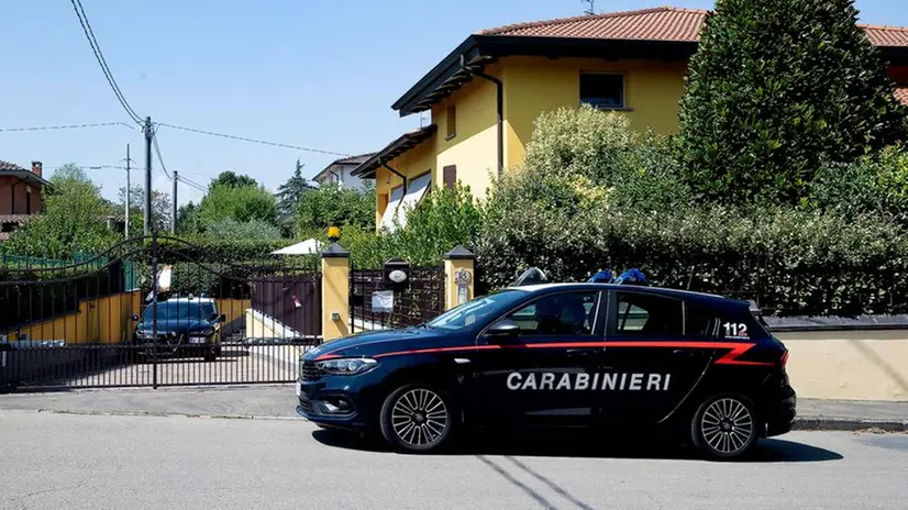 I carabinieri davanti alla casa di Traversetolo - Foto Ansa © www.giornaledibrescia.it