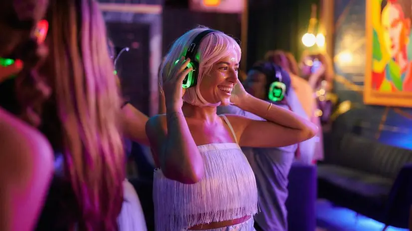 Una ragazza con le cuffie della Silent Disco - Foto Unsplash