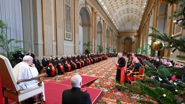 Papa Francesco con i cardinali e i superiori della Curia romana durante l'udienza nell'Aula della Benedizione per il tradizionale scambio degli auguri natalizi, Città del Vaticano, 21 Dicembre 2023. ANSA/US VATICAN MEDIA