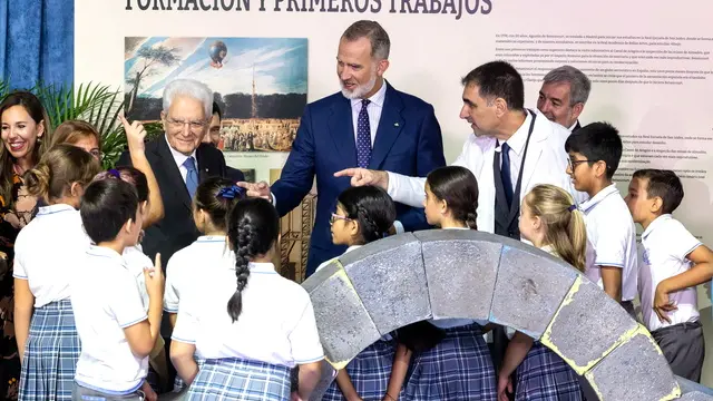 epa11615461 Spain's King Felipe VI (C back) and Italian President Sergio Mattarella (C-L back) greet children during a visit to the Elder Museum of Science and Technology in Las Palmas, Gran Canaria, Canary Islands, Spain, 20 September 2024. Sergio Mattarella is visiting Gran Canaria, one of Spain's Canary Islands, to attend the seventeenth the 17th Cotec Europe Symposium. EPA/QUIQUE CURBELO