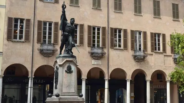 Comuni: piazza Podesta' a Varese. Foto ANSA/Roberto Ritondale