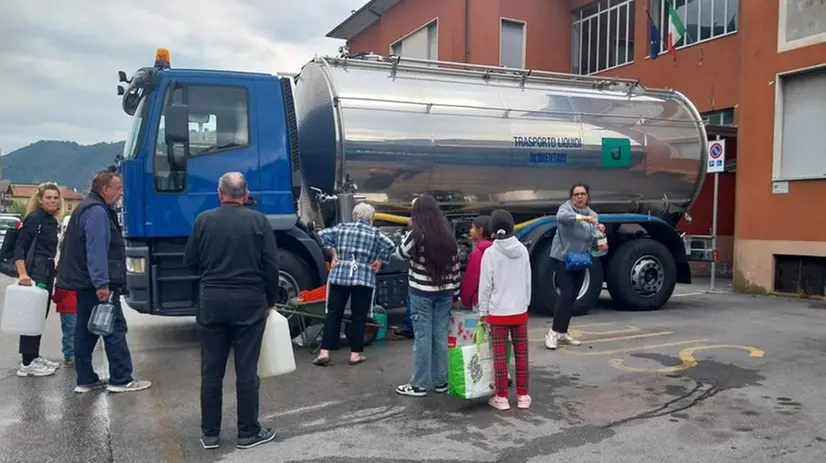 In fila per l'acqua - © www.giornaledibrescia.it