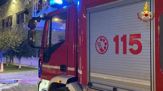 Incendi in capannone industriale a Monte Roberto. Mezzo vigili fuoco notte generica