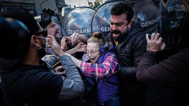 epaselect epa11585493 Protesters clash with police during a march against the presidential veto of the pension law in front of the National Congress in Buenos Aires, Argentina, 04 September 2024. The Argentine Executive made official on 02 September the veto of the bill to update pensions, which had been approved by a large majority in Parliament, a measure with a significant political cost due to the dissent with the opposition. The project, which had been approved by the Senate - after passing through the House of Representatives - on 22 August, established a formula for monthly updating of pensions that combined the inflation index and the average variation of formal salaries, plus an extraordinary adjustment of 8.1%. EPA/Juan Ignacio Roncoroni