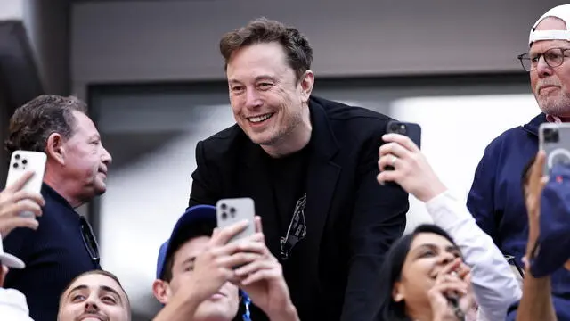 epa11593859 Businessman Elon Reeve Musk (C) attends the men's final match of the US Open Tennis Championships between Jannik Sinner of Italy and Taylor Fritz of the United States, at the USTA Billie Jean King National Tennis Center in Flushing Meadows, New York, USA, 08 September 2024. The US Open tournament runs from 26 August through 08 September. EPA/CJ GUNTHER