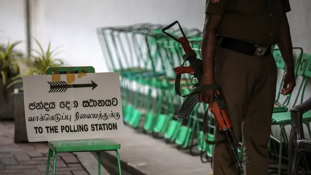 epa11615957 An armored Police officer stands guard at a polling station on the eve of the presidential election in Colombo, Sri Lanka, 20 September 2024. Sri Lanka will hold its presidential election on 21 September 2024, its first elections since mass protests and a political crisis were triggered by an economic collapse in 2022. A total of 39 candidates from recognized political parties and independent groups have submitted their nominations, with incumbent president Ranil Wickremesinghe running for a second term. EPA/CHAMILA KARUNARATHNE