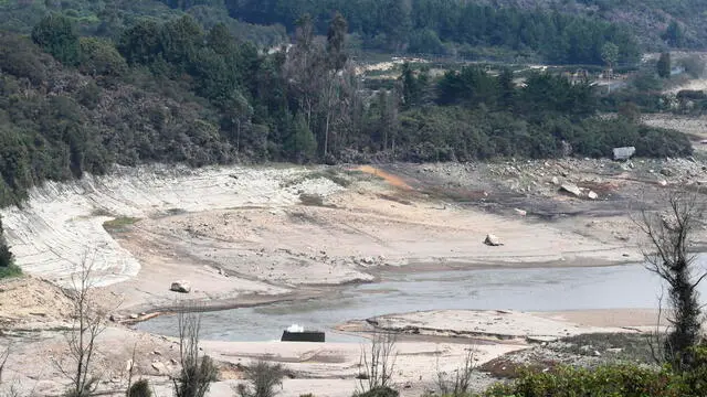 epa11273058 Extensive beaches have been formed due to the low water levels in the San Rafael reservoir in the municipality of La Calera, Colombia, 11 April 2024. The Mayor's Office of Bogota ordered water rationing, starting on 11 April, due to the low levels of the reservoirs supplying the city due to a drought aggravated by the El Nino phenomenon. The measure affects about 8 million inhabitants in numerous neighborhoods in the center and north of the capital city of Colombia, who will see their running water supply cut for 24 hours. EPA/Carlos Ortega