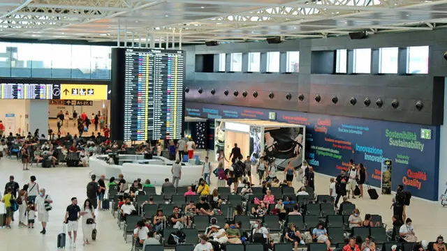 Terminal pieni di turisti in partenza per le vacanze all'aeroporto di Fiumicino in questo primo fine settimana di agosto, con i voli di linea che attualmente risultano regolarmente operativi, Fiumicino, 6 agosto 2022, ANSA/Telenews