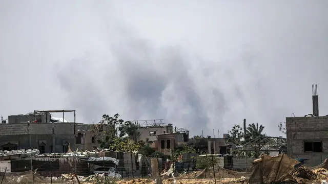 epa11614184 Smoke raises following an Israeli air strike in Khan Yunis, southern Gaza Strip, 19 September 2024. More than 41,000 Palestinians and over 1,400 Israelis have been killed, according to the Palestinian Health Ministry and the Israel Defense Forces (IDF), since Hamas militants launched an attack against Israel from the Gaza Strip on 07 October 2023, and the Israeli operations in Gaza and the West Bank which followed it. EPA/MOHAMMED SABER