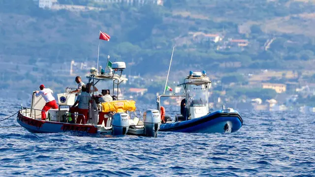 Barca affondata a Porticello le ricerche viste dal mare, 21 agosto 2024 Palermo. ANSA/IGOR PETYX