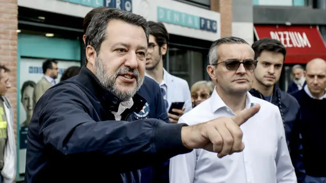 Il vicepremier Matteo Salvini in visita ad un banchetto per la raccolta firme per la difesa dei confini in via Osoppo a Milano, 20 settembre 2024. ANSA/MOURAD BALTI TOUATI