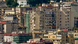 L'agglomerato urbano di case e palazzi di Napoli visti dalla collina di Capodimonte , 3 luglio 2024. ANSA / Ciro Fusco (case, abitazioni, mercato immobiliare, generica, simbolica, casa, abitazione, palazzo, palazzi)