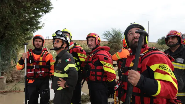 Inondazioni in Emilia-Romagna. Francesco Notaro direttore regionale dei Vigili del Fuoco a Traversara.Foto Fabrizio Zani/Pasquale Bove