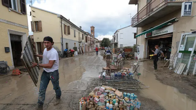 Inondazioni in Emilia-Romagna. Traversara frazione del Comun di Bagnacavallo devastato dalla rottura del fiume Lamone. Foto Fabrizio Zani/Pasquale Bove