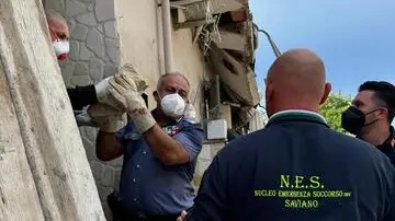 In una foto fornita dall'ufficio stampa dei Carabinieri la palazzina di due piani crollata a Saviano, in provincia di Napoli, a seguito di una esplosione di gas gpl. Saviano 22 settembre 2024. +++ HO NO SALES - DITORIAL USE ONLY +++ o +++ ANSA PROVIDES ACCESS TO THIS HANDOUT PHOTO TO BE USED SOLELY TO ILLUSTRATE NEWS REPORTING OR COMMENTARY ON THE FACTS OR EVENTS DEPICTED IN THIS IMAGE; NO ARCHIVING; NO LICENSING +++