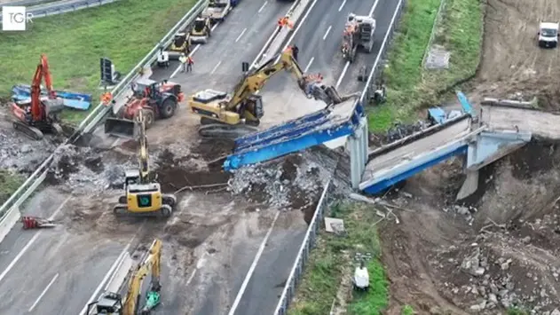 Frame da video su TGR LAZIO RAI Crolla ponte a ridosso dell'A1 sotto il peso di due gru