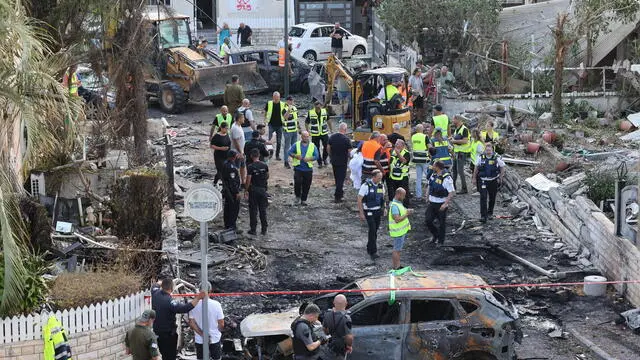 epa11618480 Israeli emergency teams work at the scene of a missile strike on a residential neighbourhood in Kiryat Bialik, northern Israel, 22 September 2024. The Israeli military said that about 85 projectiles were identified crossing from Lebanon into several areas in northern Israel on 22 September. Some of the shells were intercepted, and fallen projectiles were located in Kiryat Bialik, Tsur Shalom and Moreshet, igniting fires in the area, the statement added. Following the attack on northern Israel the Israel Defense Forces (IDF) said it conducted strikes against Hezbollah targets in Lebanon. EPA/ABIR SULTAN