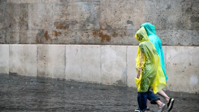 Turisti si riparano dalla pioggia per il temporale abbattutosi sulla Capitale, Roma, 03 settembre 2024. ANSA/ANGELO CARCONI