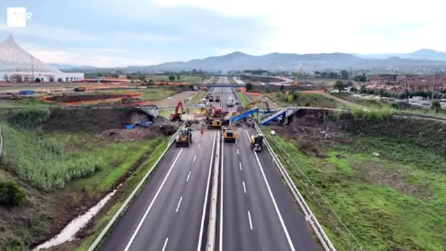 Frame da video su TGR LAZIO RAI Crolla ponte a ridosso dell'A1 sotto il peso di due gru