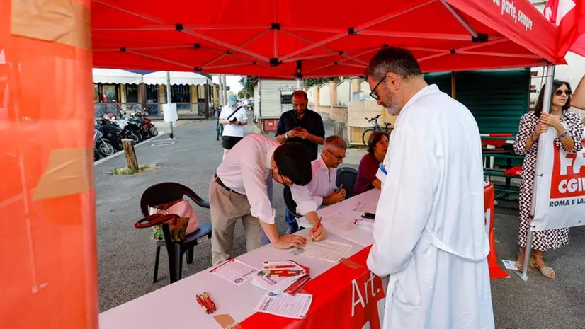 Un banchetto per la raccolta firme per il referendum promosso dalla Cgil