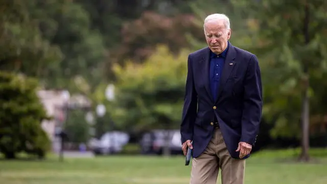 epa11619776 US President Joe Biden walks to deliver comments to the news media after stepping off Marine One on the South Lawn of the White House in Washington, DC, USA, 22 September 2024. President Biden is returning from Wilmington, Delaware where he hosted the leaders of Australia, India and Japan at his home for his final Quad Summit. EPA/SHAWN THEW / POOL