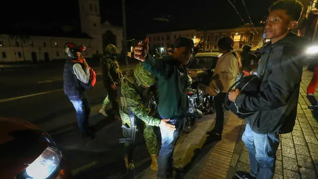 epa11613185 Military personnel conduct street checks in Quito following the start of blackouts due to the energy crisis in Quito, Ecuador, 18 September 2024. Ecuador experienced partial and temporary darkness on Wednesday night as a new period of scheduled blackouts began due to the ongoing energy crisis caused by severe drought affecting its main hydroelectric plants, hindering the supply of national electricity demand. EPA/JOSE JACOME