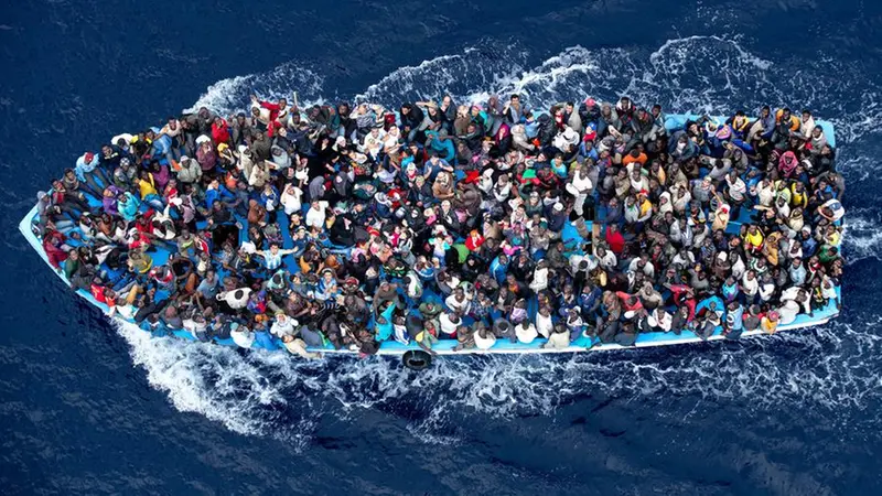 Mar Mediterraneo, Mare Nostrum, barcone con 500 migranti 40 miglia a nord della Libia fotografato da un elicottero della Marina Militare - World Press Photo General News 2015 © Massimo Sestini