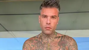 Il cantante Fedez si è sentito male ieri sera mentre era su un volo privato diretto in Puglia ed è stato portato al pronto soccorso dell'ospedale Perrino di Brindisi da dove è statao poi dimesso dopo qualche ora. Fedez sarebbe dovuto andare a Gallipoli per un concerto che è stato poi annullato. Secondo quanto fa sapere la Asl di Brindisi, il cantante è arrivato "alle 22.29 al Pronto soccorso del Perrino, su un'ambulanza del 118, con dolori addominali e vomito. È stato preso in carico e sottoposto a prelievo di sangue e terapia con antidolorifici. Alle 3.51 di oggi è stato dimesso su sua richiesta". L'annuncio del malore e il conseguente annullamento del concerto di Gallipoli è stato diffuso sui profili social dello stesso cantante. +++ INSTAGRAM/FEDEZ +++ NPK +++ ATTENZIONE LA FOTO NON PUO' ESSERE RIPRODOTTA SENZA L'AUTORIZZAZIONE DELLA FONTE CUI SI RINVIA ++++