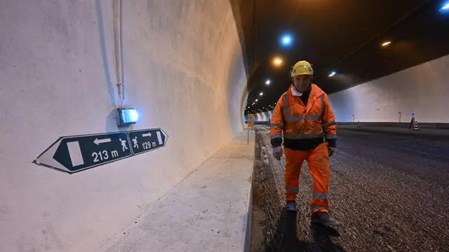 La galleria Manfreida sulla A26, dopo lavori di ripristino durati circa due anni, verra' riaperta al traffico in direzione Genova l'11 febbraio anni di lavori. Genova, 08 febbraio 2024. ANSA/LUCA ZENNARO (autostrade, A26, lavoratori, operai, lavori, galleria,autostrada)