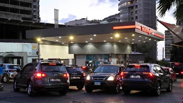 epa11621234 Vehicles queue to get fuel at a gas station in Beirut, Lebanon, 23 September 2024. Thousands of Lebanese fled southern Lebanon after the Israeli army issued an evacuation warning. The Israeli military announced on 23 September that it launched 'extensive' airstrikes on Hezbollah targets in Lebanon. Lebanese residents of villages in the Beqaa Valley 'who are inside or near houses where rockets and weapons are stored' have been warned to 'move away immediately! For your safety and protection', the statement added. According to Lebanon's Ministry of Health, at least 274 people have been killed and more than 1,000 others injured following continued Israeli airstrikes on southern Lebanese towns and villages since 23 September morning. EPA/WAEL HAMZEH