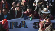 epa11620998 Bolivia's former President Evo Morales (C) takes part in a march at the entrance to La Paz, Bolivia, 23 September 2024. The march led by Evo Morales through the highlands of Bolivia arrived in La Paz, under the slogans of 'Evo president!' and 'Lucho (Arce) traitor!'. EPA/LUIS GANDARILLAS