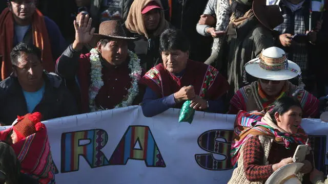 epa11620998 Bolivia's former President Evo Morales (C) takes part in a march at the entrance to La Paz, Bolivia, 23 September 2024. The march led by Evo Morales through the highlands of Bolivia arrived in La Paz, under the slogans of 'Evo president!' and 'Lucho (Arce) traitor!'. EPA/LUIS GANDARILLAS