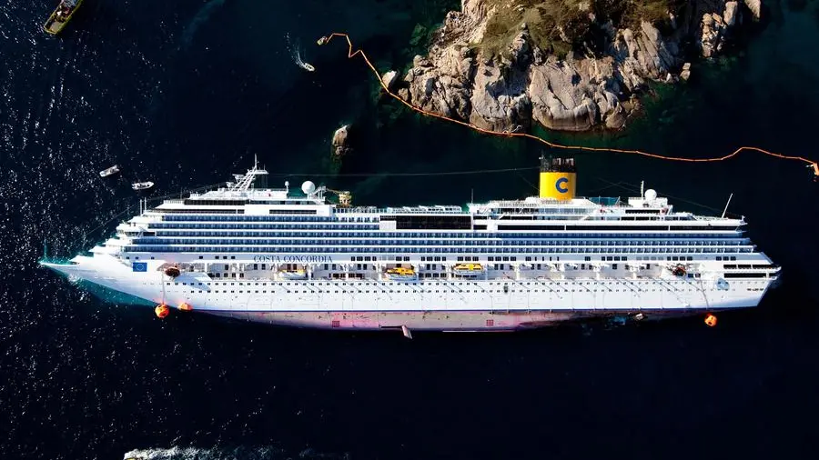 La Costa Concordia arenata - Foto di Massimo Sestini