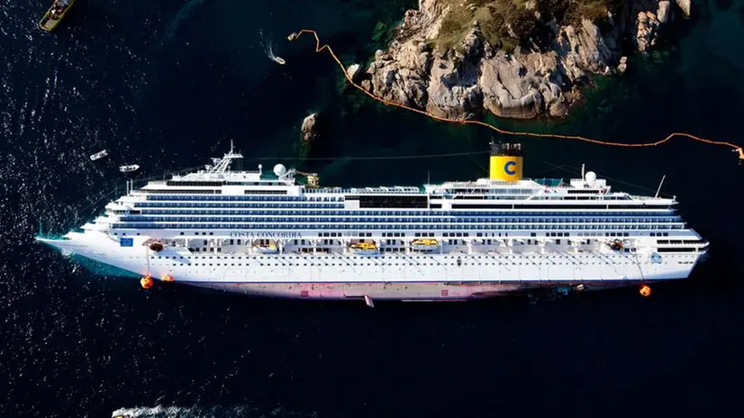La Costa Concordia arenata - Foto di Massimo Sestini