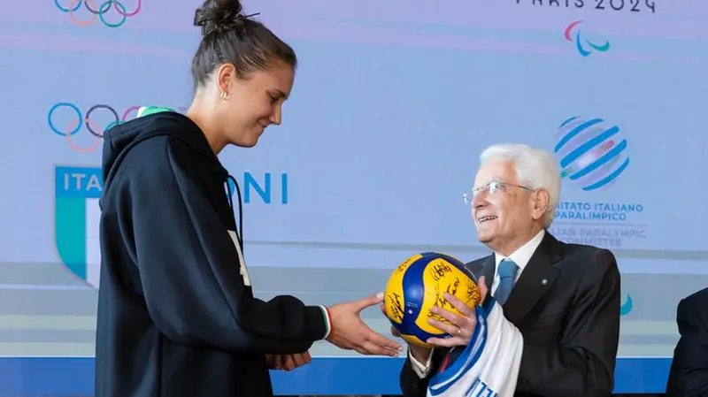 Anna Danesi dona a Mattarella maglia e pallone della finale olimpica - © www.giornaledibrescia.it