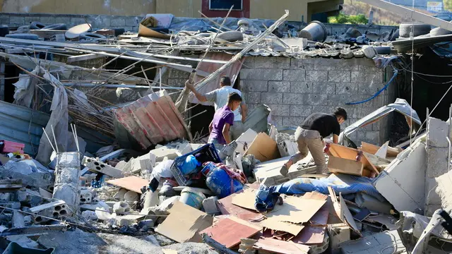 epa11621885 Lebanese people search for their belongings in a damaged building after Israeli strikes on South Lebanon on 23 September, in the village of Al Aqbieh near Sidon, South Lebanon, 24 September 2024. Thousands of people fled southern Lebanon after an evacuation warning by the Israeli army, which on 23 September announced that it had launched 'extensive' airstrikes on Hezbollah targets in the country. According to Lebanon's Ministry of Health, at least 492 people have been killed and more than 1,645 have been injured following continued airstrikes on southern Lebanese towns and villages. EPA/STR