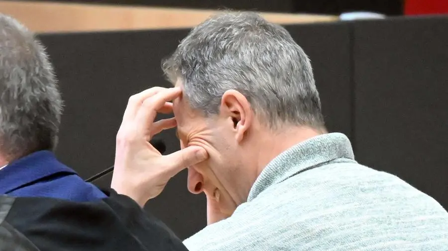 Ruben Andreoli appoggia la fronte alle mani nell'aula del tribunale di Brescia, 24 settembre 2024 - Foto Gabriele Strada Neg © www.giornaledibrescia.it