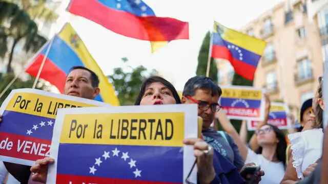 epa11596911 People take part in a protest in Madrid, Spain, 10 September 2024, to call for the victory of Venezuelan opposition presidential candidate Edmundo Gonzalez Urruti in the elections of 28 July, which are the subject of allegations of fraud. Edmundo Gonzalez left the country on 08 September to seek asylum in Spain. EPA/RODRIGO JIMENEZ