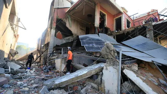 epa11621878 Lebanese people search for their belongings in a damaged building after Israeli strikes on South Lebanon on 23 September, in the village of Al Aqbieh near Sidon, South Lebanon, 24 September 2024. Thousands of people fled southern Lebanon after an evacuation warning by the Israeli army, which on 23 September announced that it had launched 'extensive' airstrikes on Hezbollah targets in the country. According to Lebanon's Ministry of Health, at least 492 people have been killed and more than 1,645 have been injured following continued airstrikes on southern Lebanese towns and villages. EPA/STR