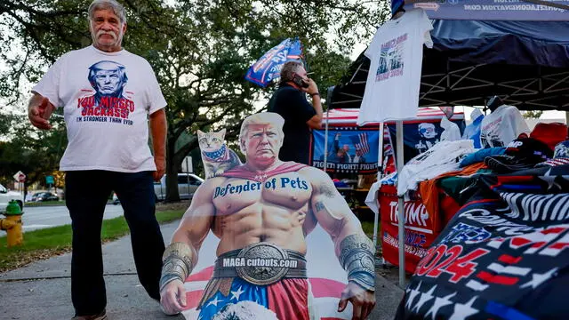 epaselect epa11622573 A supporter walks by a vendor before former US president and Republican presidential nominee Donald Trump participates in a campaign event on changing the tax code and promoting US manufacturing at the Johnny Mercer Theatre in Savannah, Georgia, USA, 24 September 2024. EPA/ERIK S. LESSER