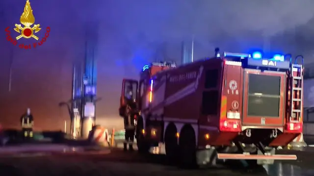 ROMA, INCENDIO IMPIANTO RIFIUTI MALAGROTTA: NOTTE DI LAVORO PER I VIGILI DEL FUOCO