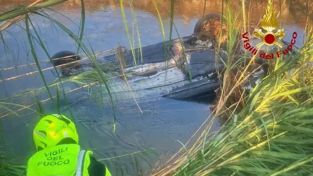 Le ricerche della nonna e del suo nipotino di cinque mesi dispersi da lunedì sera dopo essere stati trascinati via dall'onda di piena del torrente Sterza a Montecatini Val di Cecina, nel Pisano, 25 settembre 2024. ANSA/ VIGILI DEL FUOCO ANSA PROVIDES ACCESS TO THIS HANDOUT PHOTO TO BE USED SOLELY TO ILLUSTRATE NEWS REPORTING OR COMMENTARY ON THE FACTS OR EVENTS DEPICTED IN THIS IMAGE; NO ARCHIVING; NO LICENSING NPK